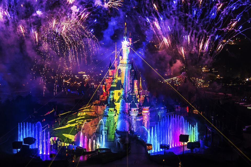 To dość komercyjna i droga propozycja. O ile wejście do Świata Muminków kosztuje 26 euro, o tyle podparyski Disneyland to minimum 60 euro za dzień (wstęp do jednej części). Jednak nie da się wyceniać dziecięcy marzeń i możliwości spotkania z ulubionymi bohaterami bajek. Żeby nieco zaoszczędzić proponujemy tanie loty do Paryża i zamieszkanie w okolicy Disneylandu, a nie na terenie parku czy w samym Paryżu. W Disneylandzie zobaczycie prawdziwe księżniczki z bajek, legendarną myszkę Miki czy kaczora Donalda. Atrakcją numer jeden jest oczywiście zamek znany z logo Disneya, ale prawdziwa zabawa zaczyna się na karuzelach i kolejkach górskich.