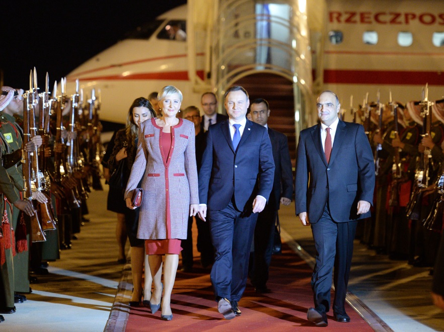 W stylizacjach polskiej pierwszej damy nie ma miejsca na przypadek. Na pierwszy rzut oka widać, że zestaw, w którym wyszła z samolotu po podróży do Jordanii, był w 100 procentach zaplanowany...