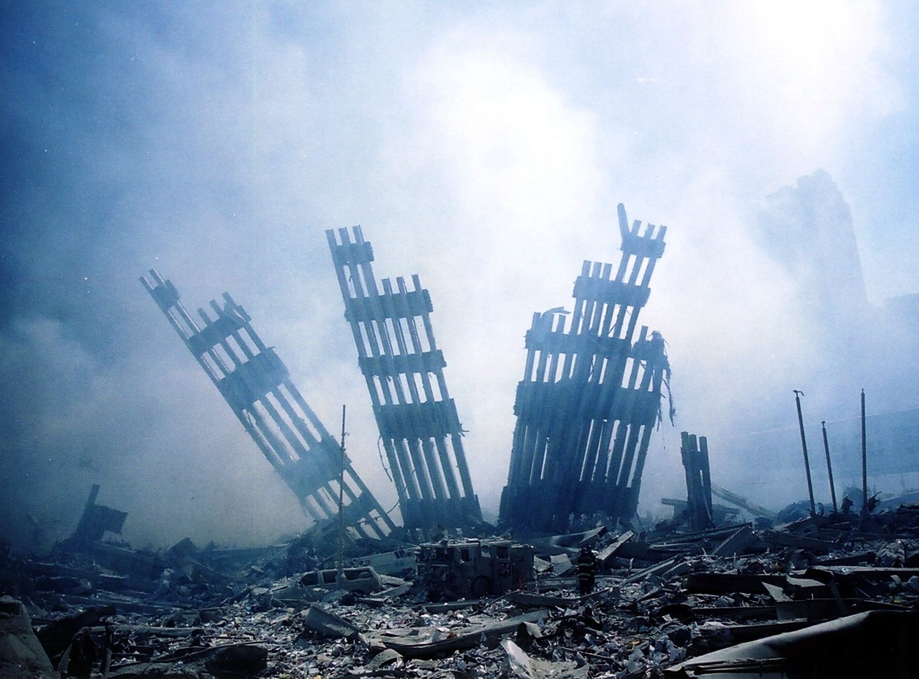 Zgliszcza wież World Trade Center po zamachu terrorystycznym w Nowym Jorku