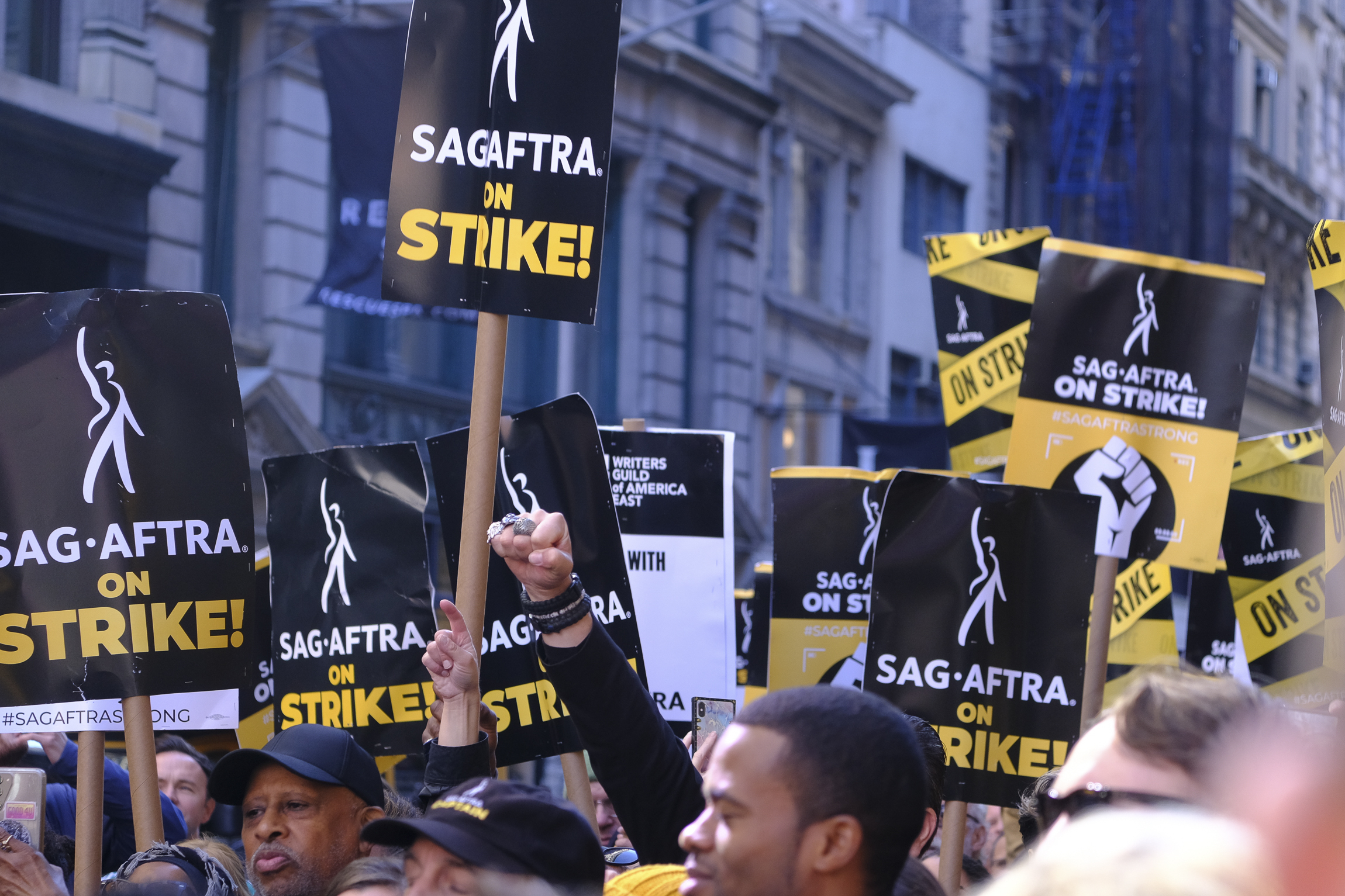 118 nap után véget ért a hollywoodi színészsztrájk - magasabb fizetés és streaming-bónusz is üti ezentúl a színészek markát