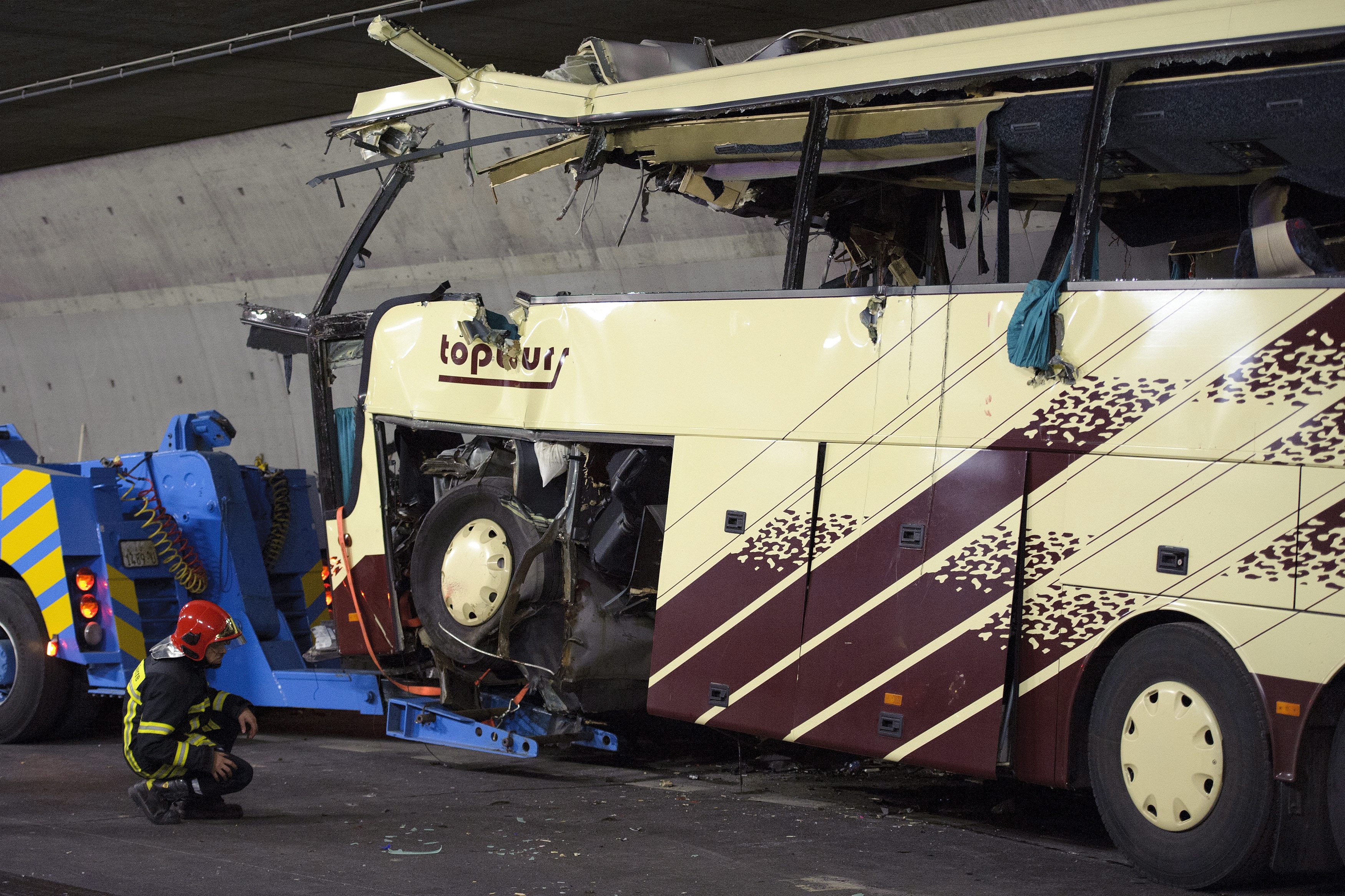 Wrak rozbitego autobusu