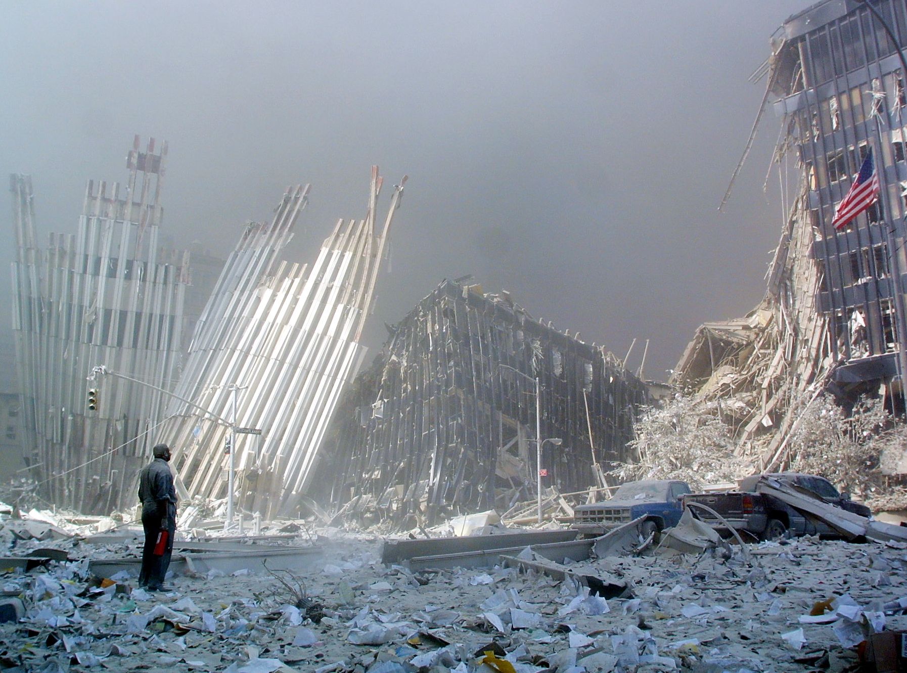 Mężczyzna szuka ocalałych w ruinach wież World Trade Center w Nowym Jorku
