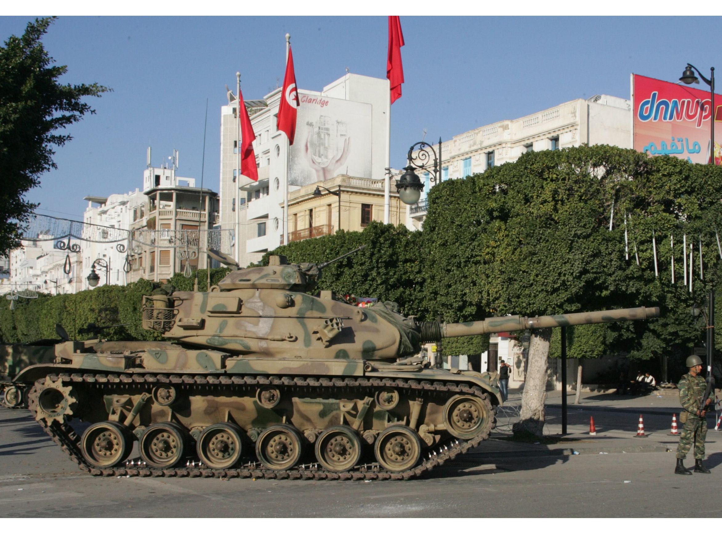 Tunezyjscy żołnierze na Placu Niepodległości w Tunisie