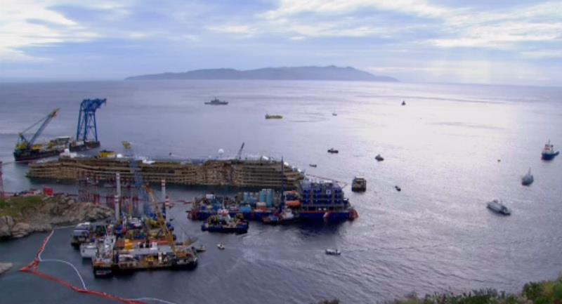 'Costa Concordia' ustawiona została do pionu.  źródło: Reuters