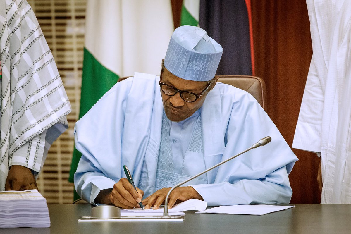 President Muhammadu Buhari signing the 2019 Budget into Law at the State House; 27th May 2019. (Twitter/Aso Rock)