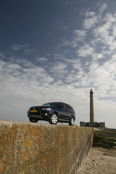 Gadżety? Do wyboru, do koloru - biksenonowe reflektory doświetlające zakręty, system wspomagania
ruszania pod górkę, sprawniejszy system pełnej kontroli pojazdu ETACS (Electronic Total Automobile Control System) i coś na deser - głośniejsze audio Rockford Fosgate (z 650 W do 710 W). A to tylko wierzchołek góry dodatków...