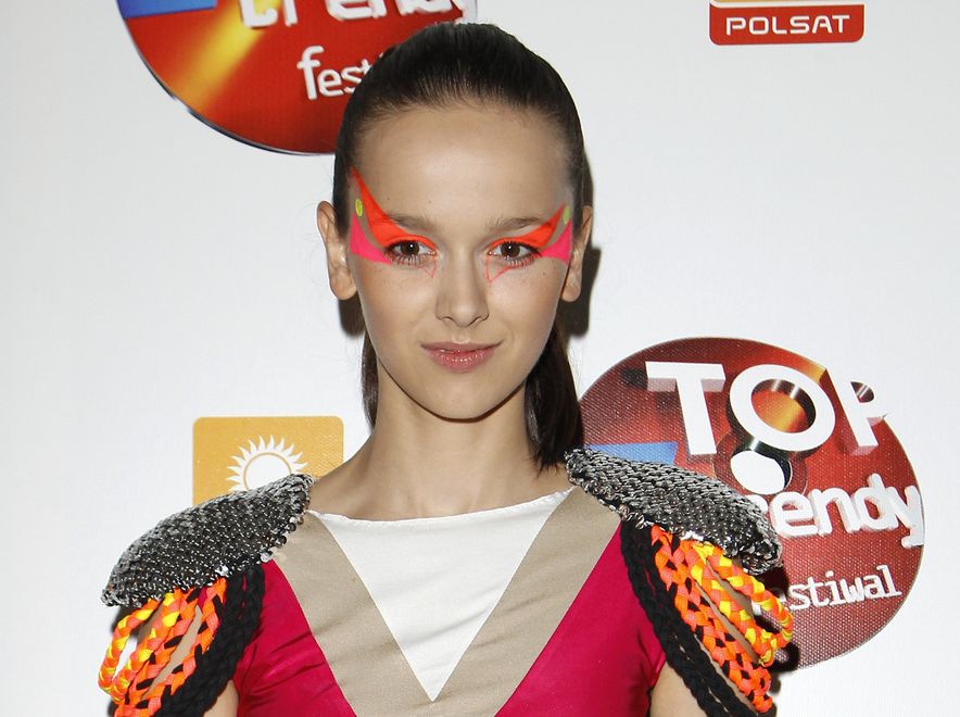 Monika Brodka na TopTrendy: makijaż nawiązujący do stroju i najważniejszych trendów. Asymetria, geometria i neonowy kolor są na topie