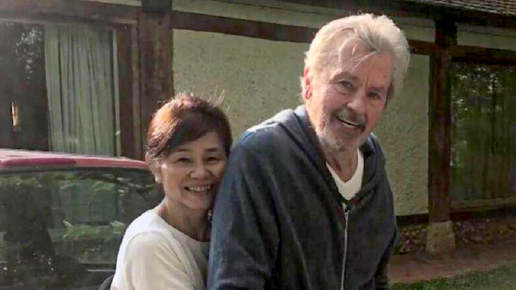 Újabb családi balhé Alain Delonéknál: kilakoltatták a gyerekei a színész szeretőjét