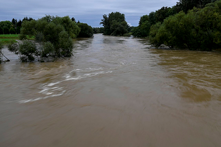 Körmendnél kiöntött a Rába: már a lakóházak is veszélyben az áradás miatt – fotók