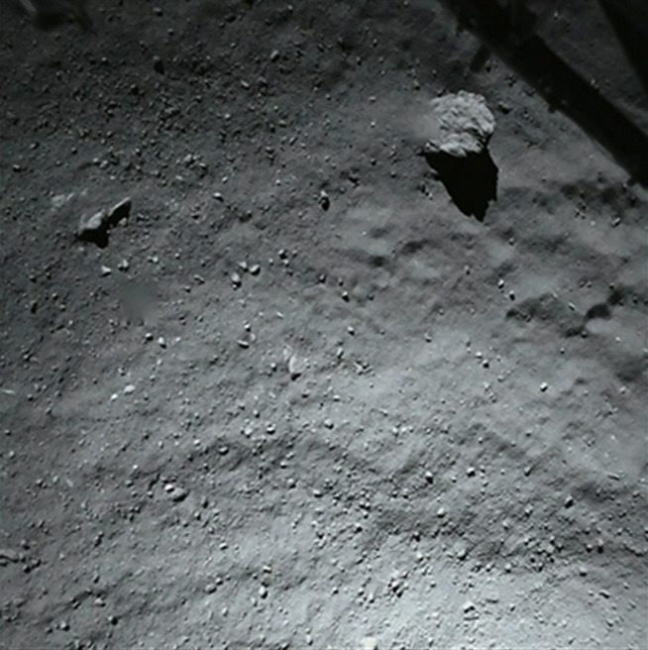 Naukowcy alarmowali, że w takiej sytuacji akumulatory wyczerpią się w ciągu kilkunastu godzin. Ostatni kontakt z Philae centrum kontroli lotów miało w nocy. Sondzie udało się przesłać na Ziemię cenne zdjęcia z powierzchni ciała niebieskiego.