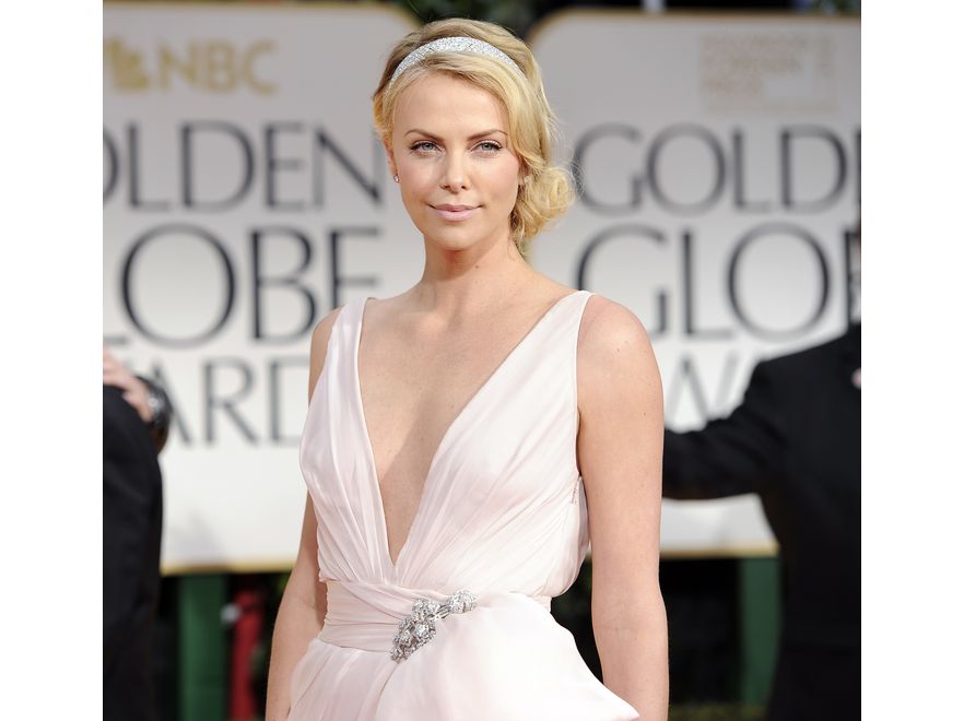 Najpiękniejsze dekolty gwiazd na Złotych Globach: Charlize Theron