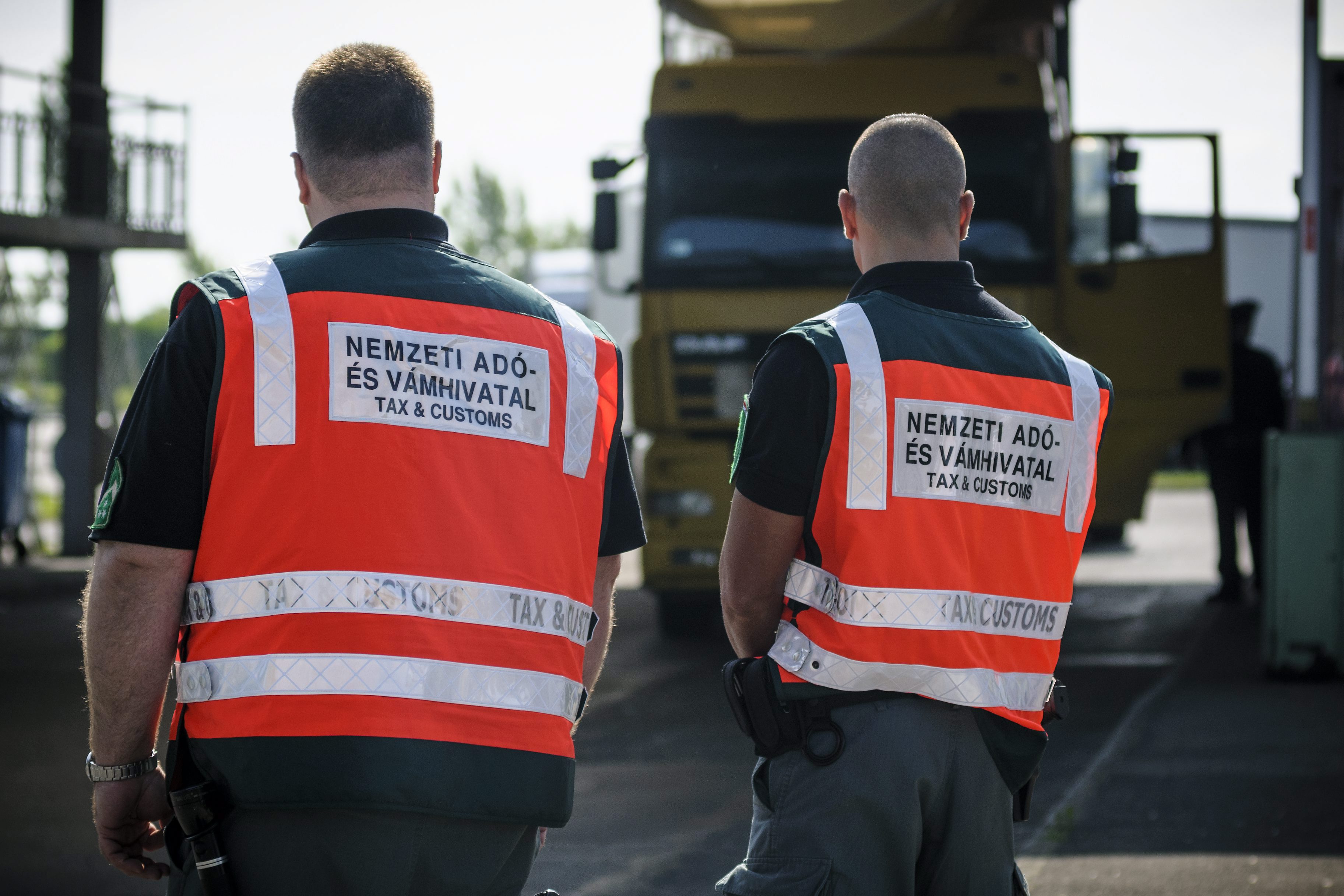 Több mint 9 tonnával pakolták túl a román horrorfurgont: így kapcsolták le a magyar egyenruhások