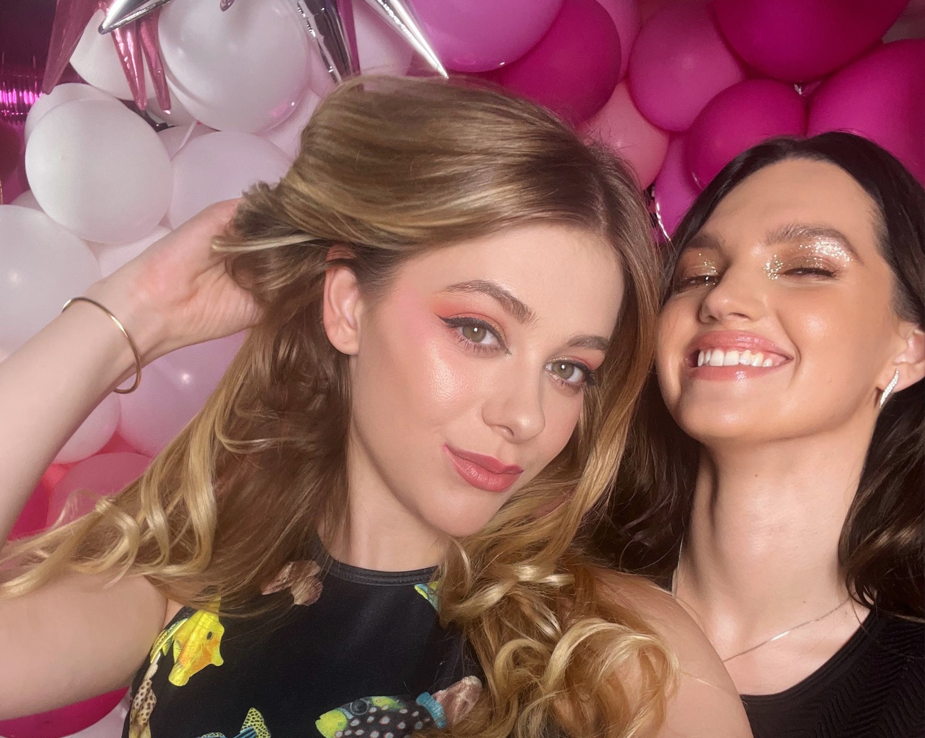 Mi volt ez? Schumacher Vanda és Jázmin Viktória közös ágyból jelentkeztek be, hiányos öltözetben - videón a két szépség