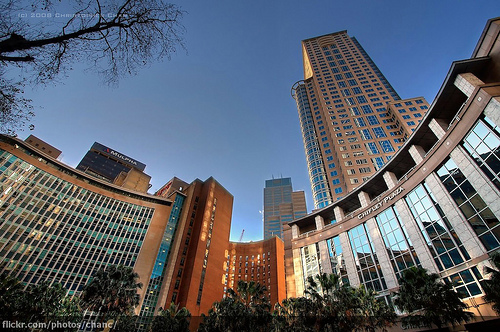 Ponad 1 miliard dolarów kosztował także Chifley Tower (8. miejsce) mierzący 244 metry wysokości. Budynek został otwarty w 1992 roku i ma 53 kondygnacje