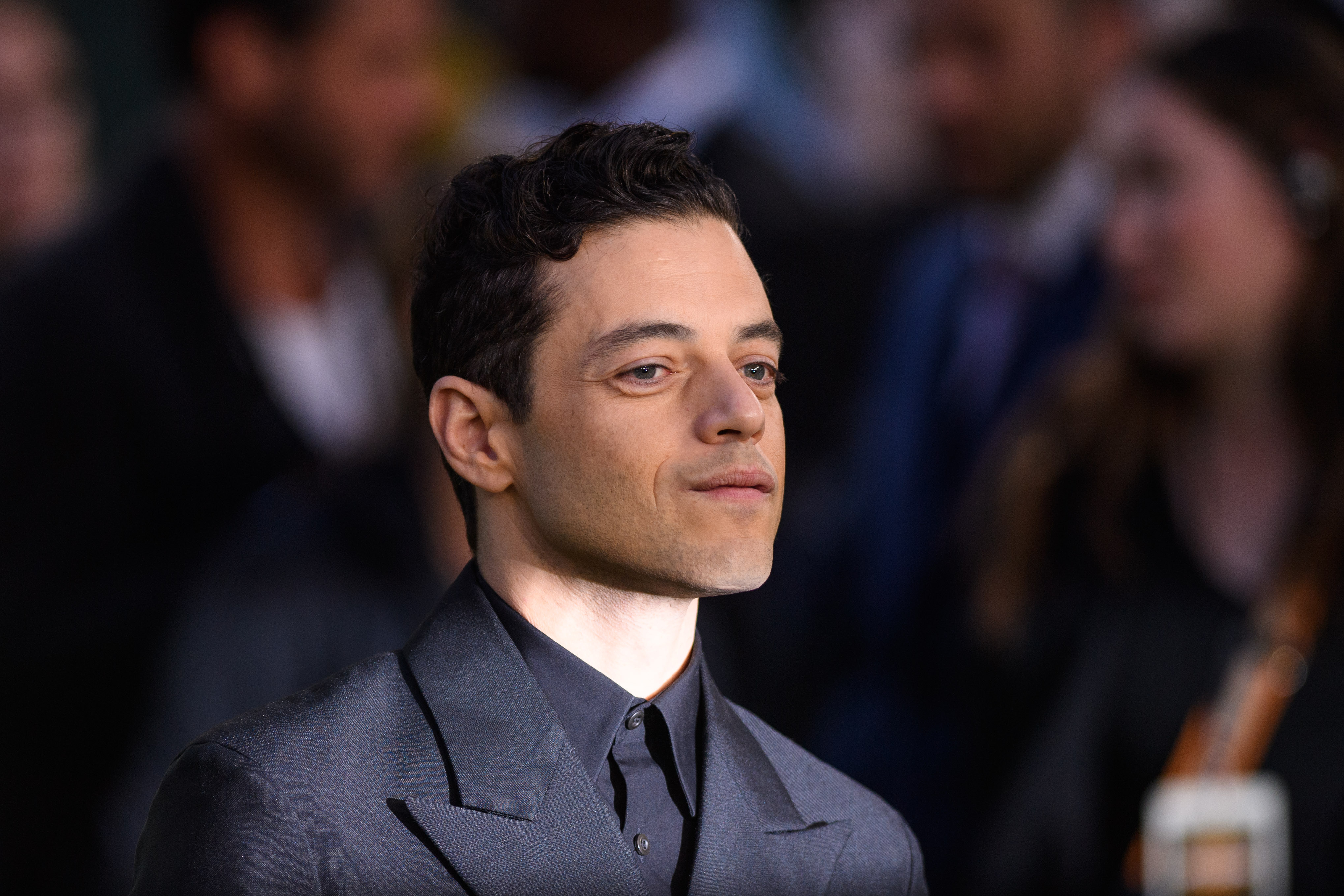 Becsajozott Rami Malek! Fotókon ahogyan az új, bombázó szerelmét csókolja az Oscar-díjas világsztár