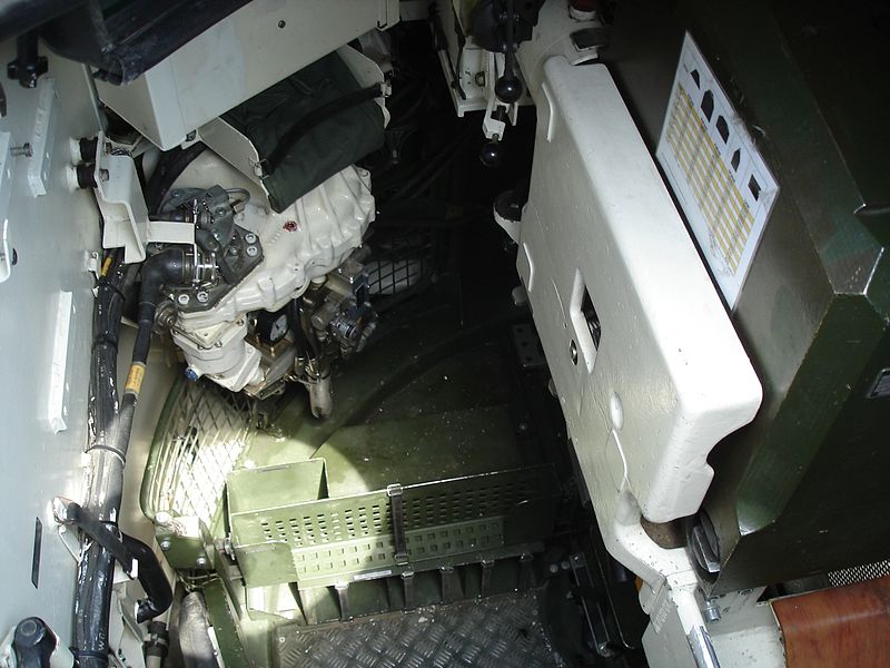 4-osobowa załoga ma do dyspozycji: armatę gładkolufową Rheinmetall Rh-120 (120 mm L / 44) oraz 2 karabiny maszynowe MG3 i wyrzutniki granatów dymnych