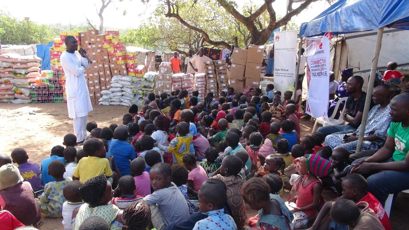 New Kunchingoro Camp Vice Chairman, Alhaji Usman Adamu, addressing the children and occupants of the camp at the donation ceremony by Huawei Technologies Company Nigeria Limited