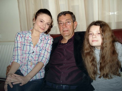 NIS08 Tamara i Nađa sa ocem Slavoljubom