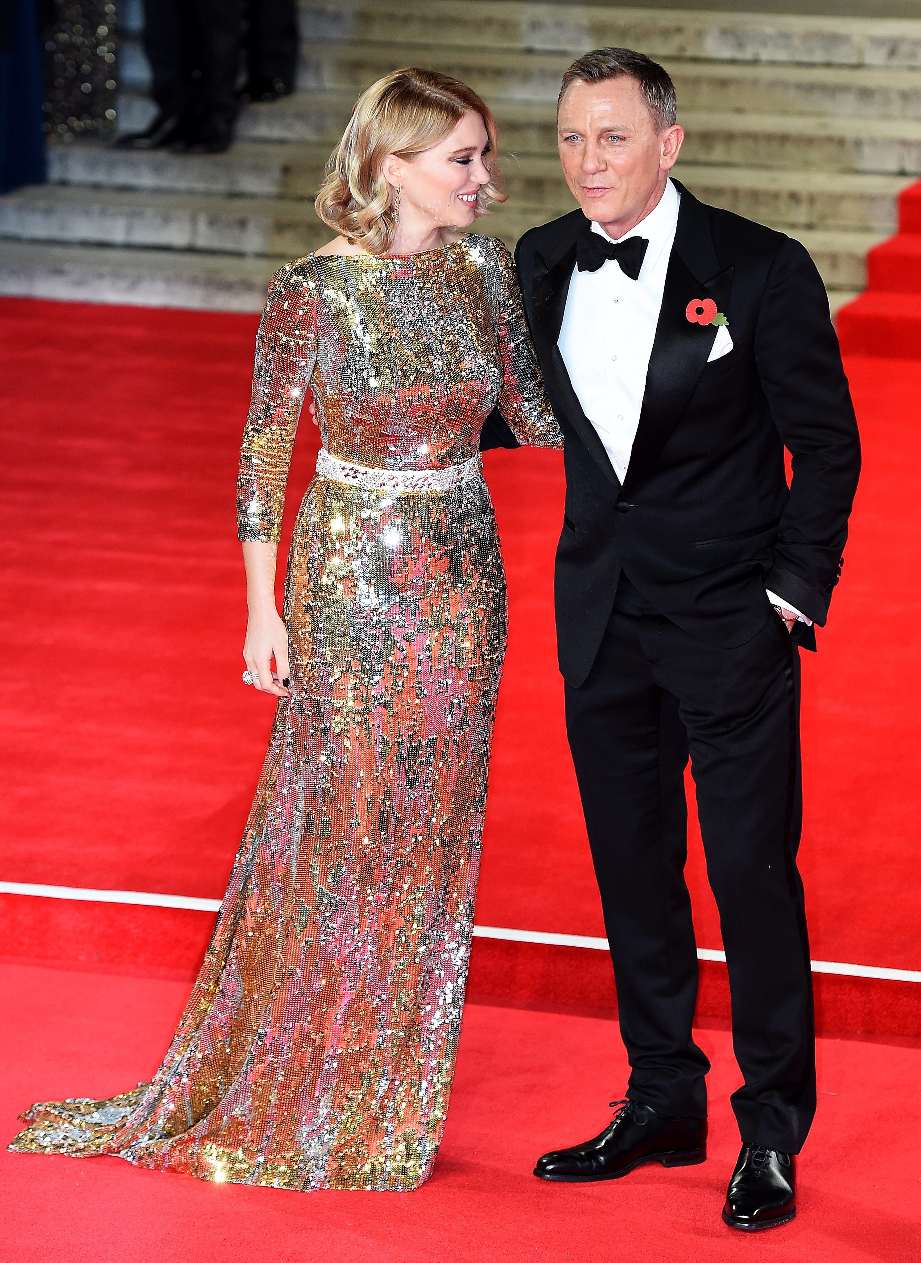 Sam Daniel Craig o swoim bohaterze nie ma najlepszego zdania. - Bond potrafi być gentlemanem, przynajmniej czasem - tłumaczy aktor. - Jest troskliwy, dba o biznes, innych ludzi, swoją rodzinę. To ktoś, kto otwiera drzwi, i to nie tylko kobietom. Nie zapominajmy jednak, że jest mizoginem. Kobiety lgną do niego, bo utożsamia pewien rodzaj niebezpieczeństwa, ale nigdy nie zostają z nim zbyt długo.