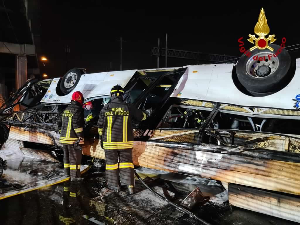 Fotókon a velencei busztragédia: legkevesebb 21 ember vesztette életét a horrorbalesetben