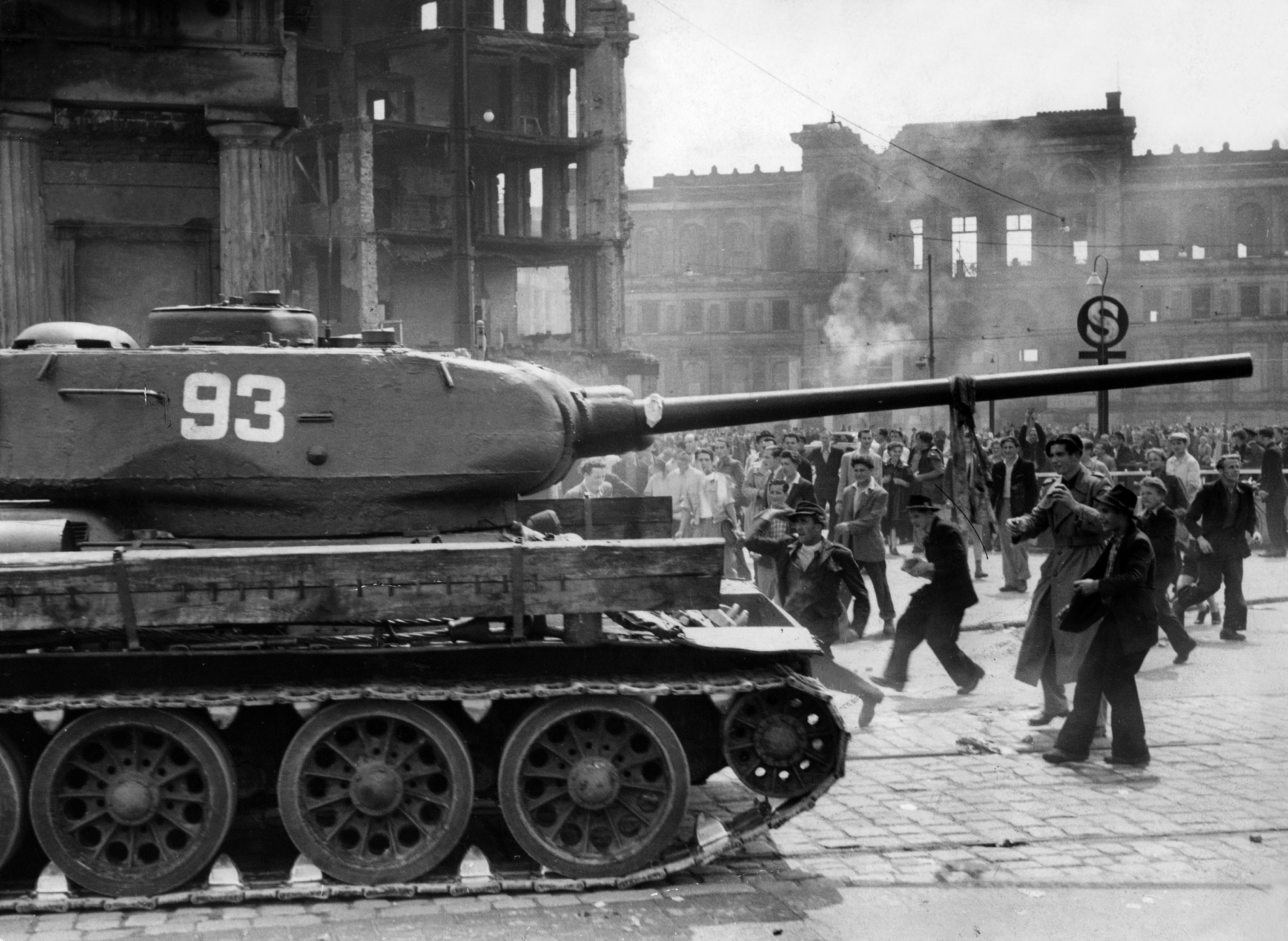 Sowieckie czołgi na Placu Poczdamskim w Berlinie podczas buntu robotniczego, czerwiec 1953 r.