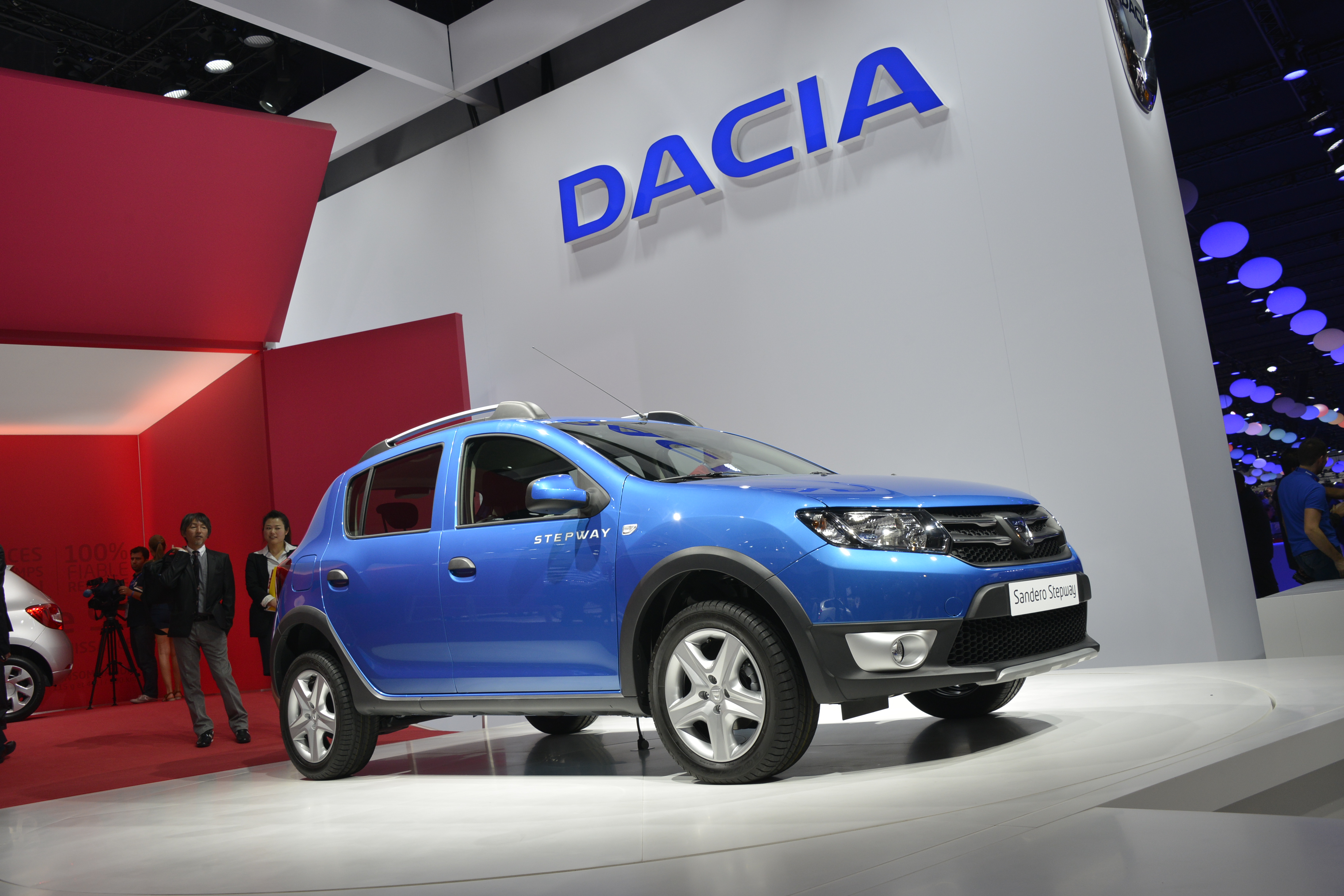 Czy tanie i proste auto może być solidne? Dacia sandero zajęła 4 pozycję w kategorii małych samochodów w raporcie niemieckiego automobilklubu ADAC. Dacia została również numerem 1 w klasyfikacji najbardziej niezawodnych marek w 2012 roku w ankiecie Unii Konsumentów z 5 krajów europejskich (Francja, Hiszpania, Portugalia, Belgia, Włochy). Co nowego w zmodernizowanej generacji modelu sandero?