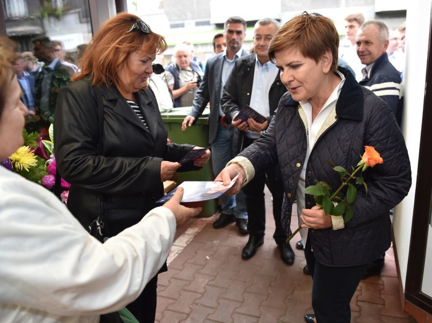 ... Co innego gdyby okrycie miało krój oversize'owy, a zawinięte rękawy sięgały tylko nieco za łokieć - wtedy można by uznać, że ten detal to element stylizacji, a nie wynik konieczności.