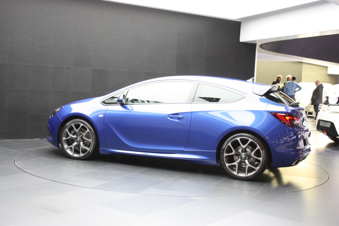 Oto opel astra OPC - 14 maja 2012 roku w fabryce GM w Gliwicach z taśmy zjedzie pierwszy egzemplarz tej maszyny do produkcji adrenaliny