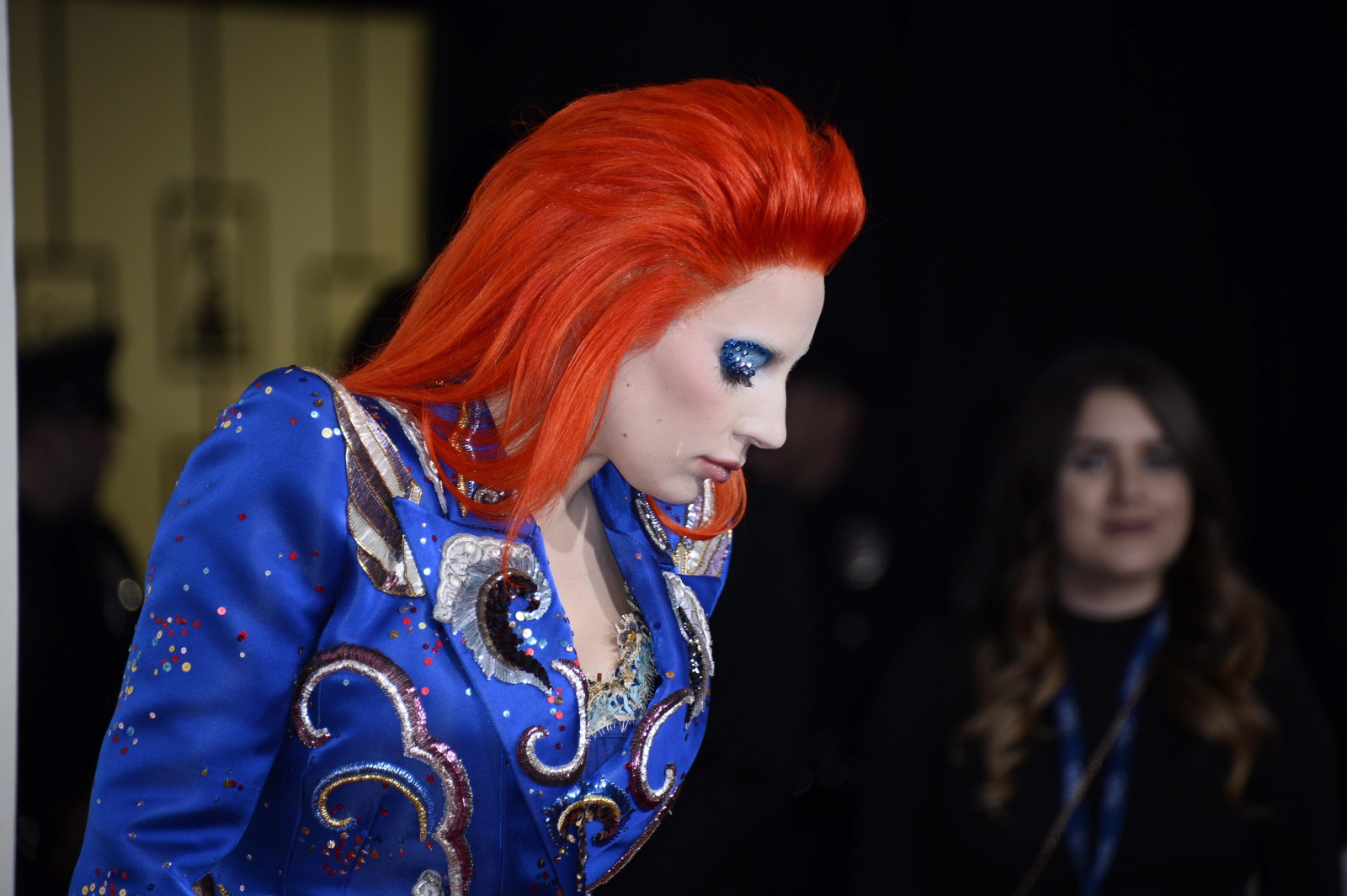 Na koniec występu na ekranie za Lady Gagą pojawiło się zdjęcie Davida Bowiego.