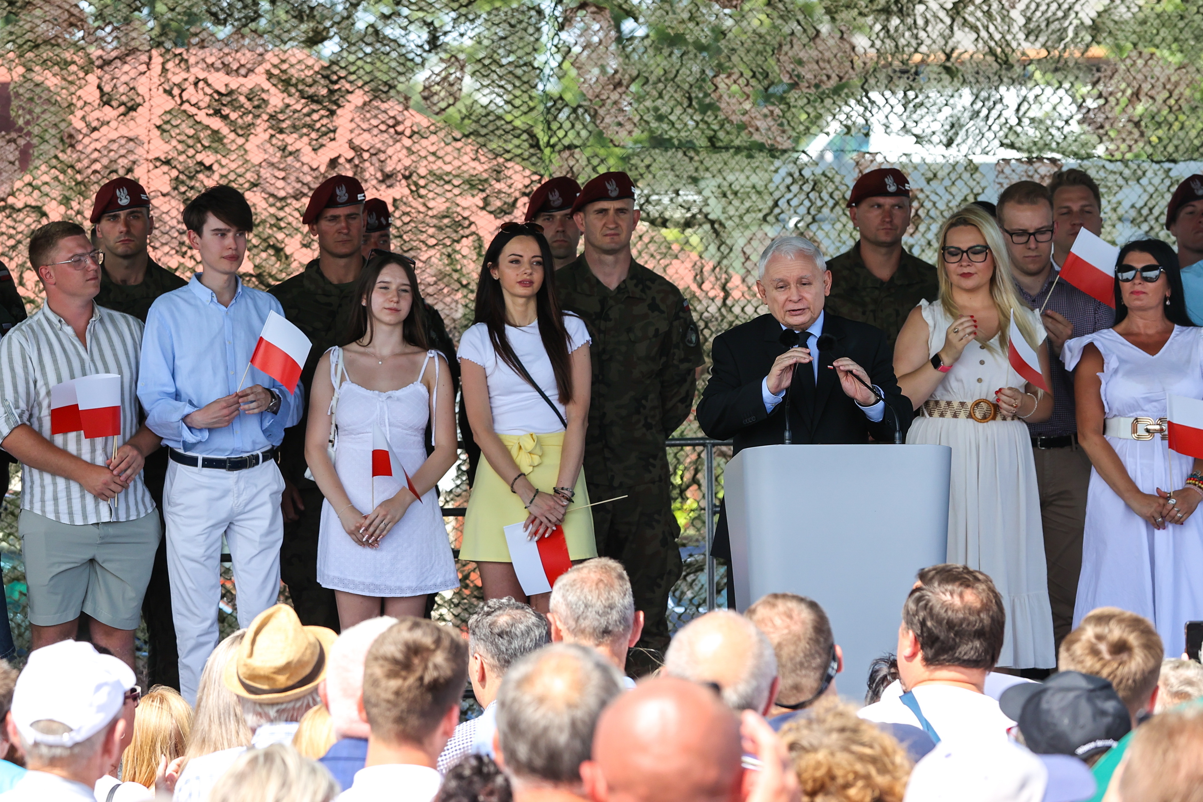Jarosław Kaczyński przemawia na pikniku wojskowym w Uniejowie. Za nim stoją żołnierze Wojska Polskiego