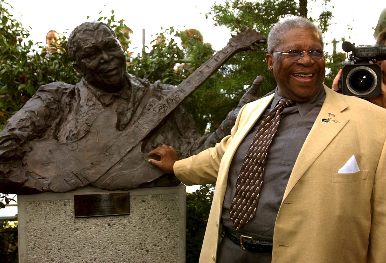 B.B. King przy swoim pomiku w szwajcarskim Montreux w 2002 roku
