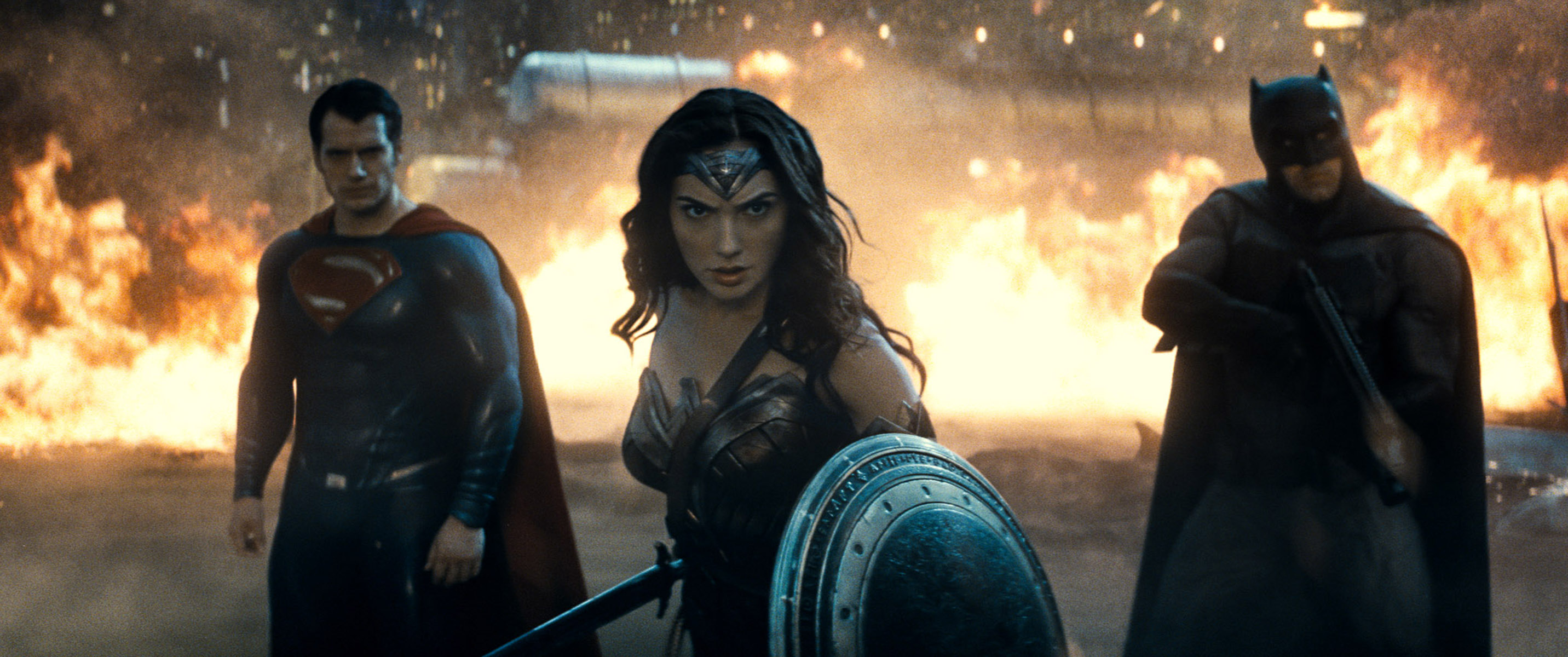 Szkoda tym większa, że i bohaterowie to prawdziwe ikony komiksu, i aktorzy wypadli całkiem nieźle. Ben Affleck dobrze poradził sobie z przejęciem po Christianie Bale'u roli Wayne'a/Batmana, grająca Wonder Woman Gal Gadot błyszczy w każdej scenie, w której się pojawia, tylko Henry Cavill jest jako Superman zbyt sztywniacki, ale i to można przecież uznać za zaletę – wszak gra nadczłowieka, zdolnego do zmiecenia ludzkości z powierzchni ziemi, więc jego nawet mimowolna wyższość nad innymi dziwić nie może.