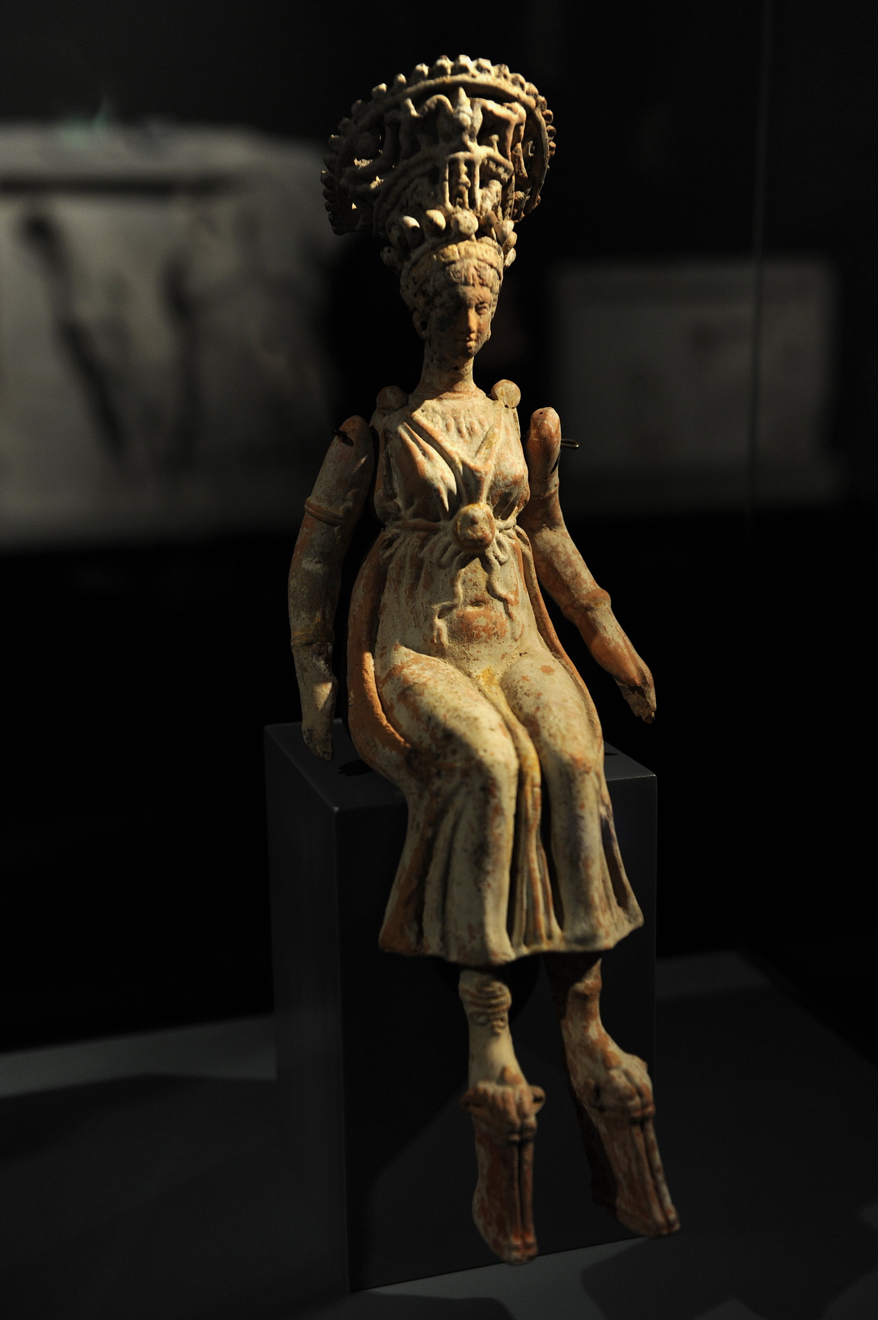 Figurka panny młodej (I wiek p.n.e.) z miasta Kyme w Azji Mniejszej