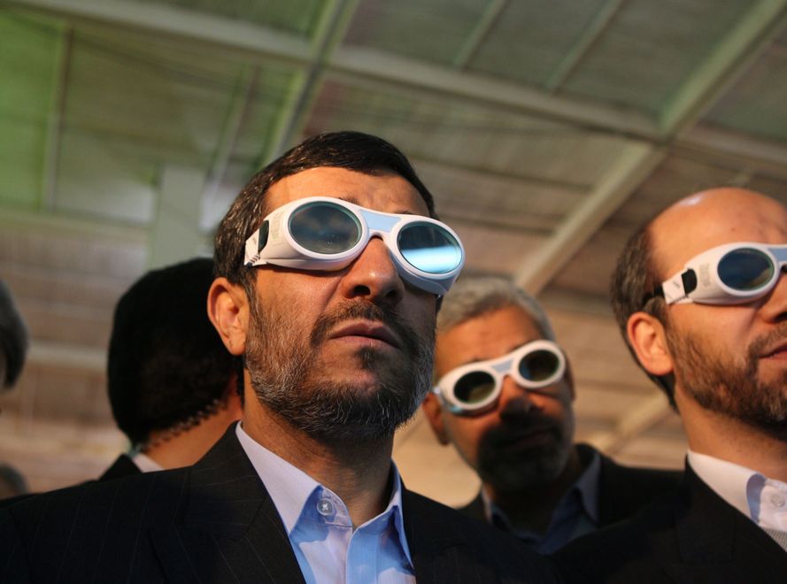 Prezydent Iranu Mahmud Ahmadineżad na pokazie laserowym w Teheranie. Irański przywódca ostrzegł, że jego kraj nie zamierza rezygnować ze swych atomowych planów