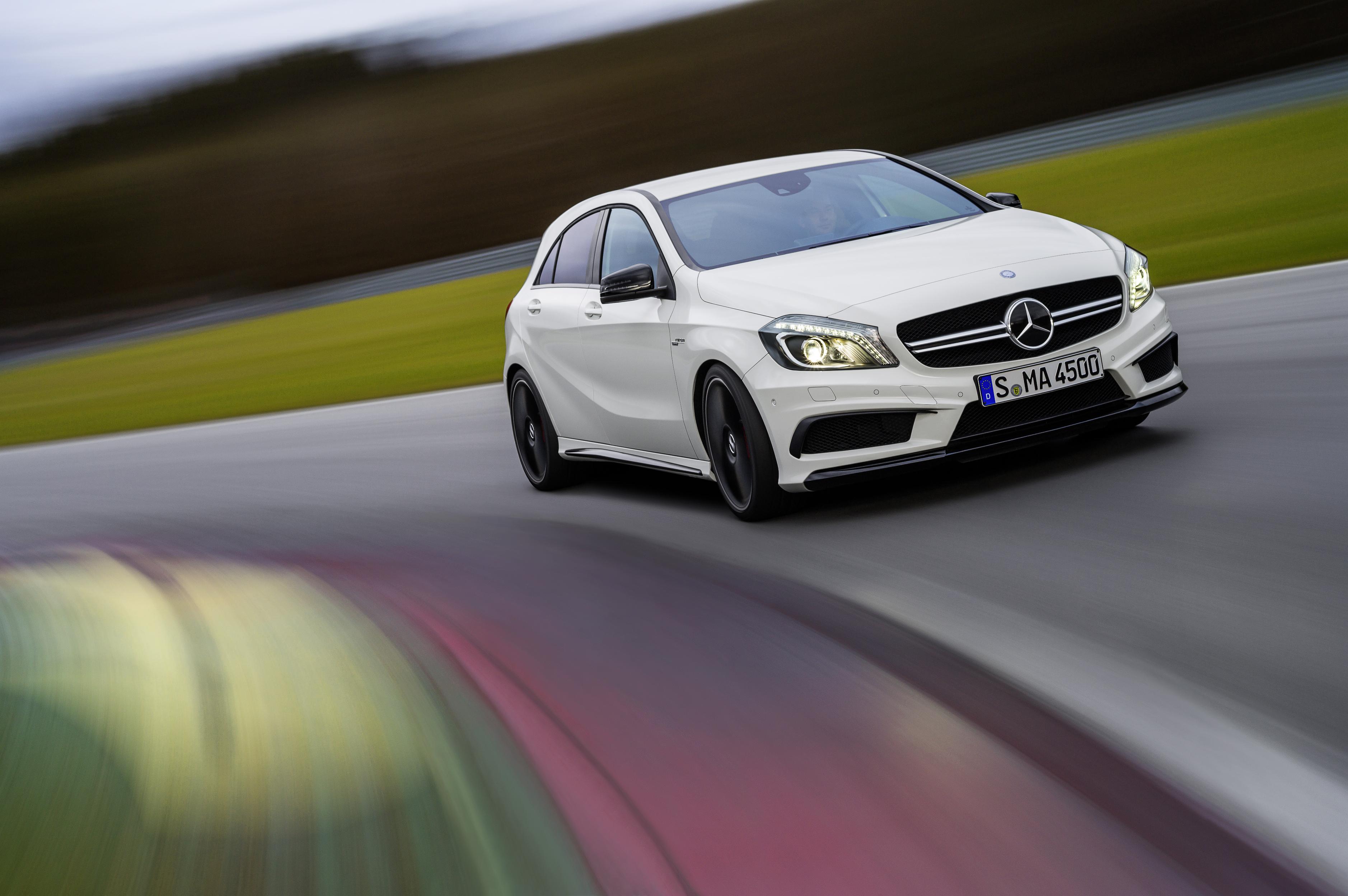 Dwulitrowe serce, które pracuje m.in. od maską mercedesa A 45 AMG to aż 360 KM i 450 Nm maksymalnego momentu obrotowego (w przedziale 2250 a 5000 obr./min). Zdaniem speców z Niemiec to najmocniejsza 4-cylindrowa jednostka na świecie, pod względem mocy uzyskanej z jednego litra pojemności - 181 KM - deklasująca nawet najmocniejsze auta sportowe.