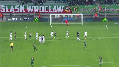 Śląsk - Lech (0:0): Putnocky znów w opałach. Tym razem uderzał Robak, Słowak znów książkowo odbił piłkę