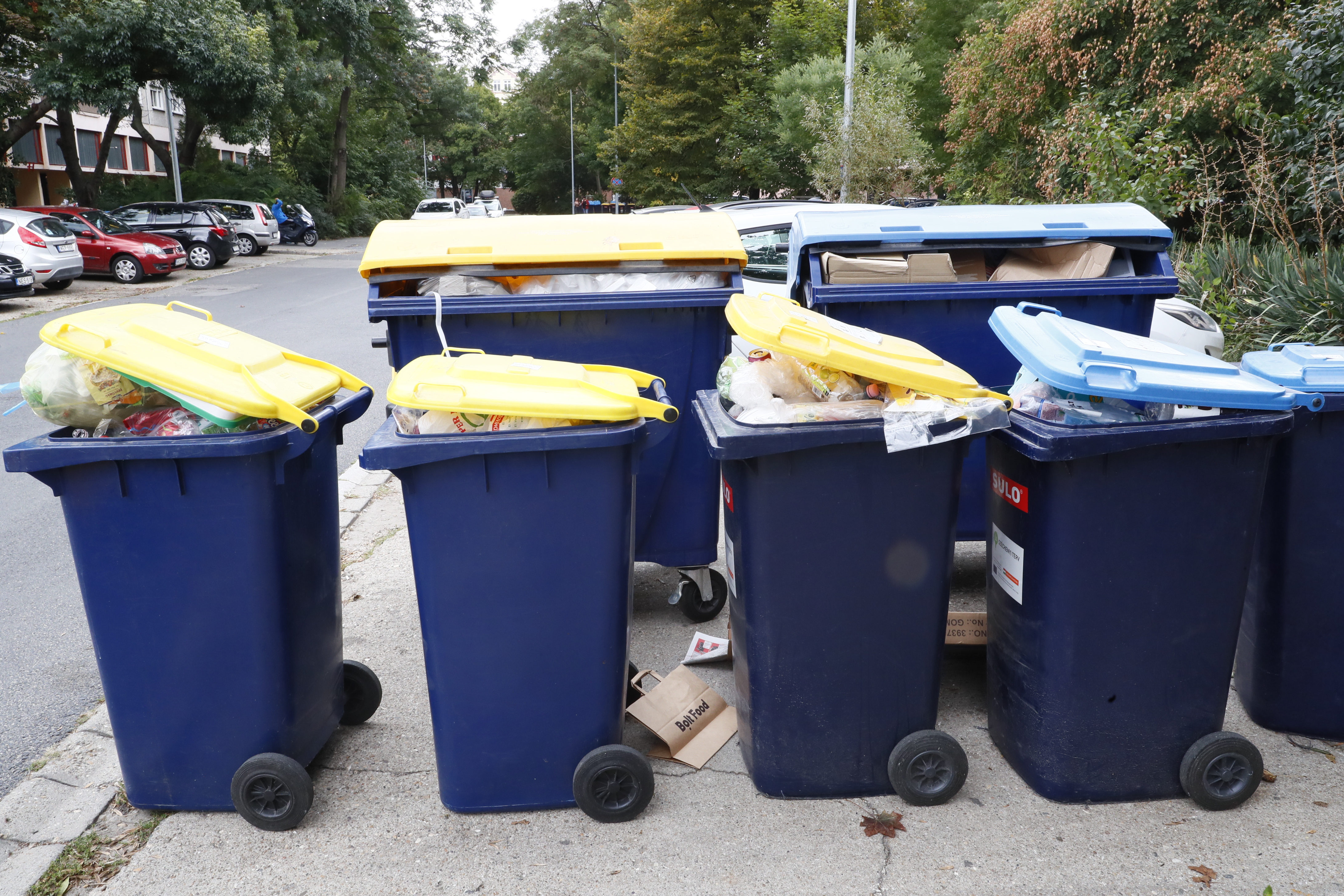 Húsvétkor is elviszi a kukákat az FKF: íme az ünnepi menetrend