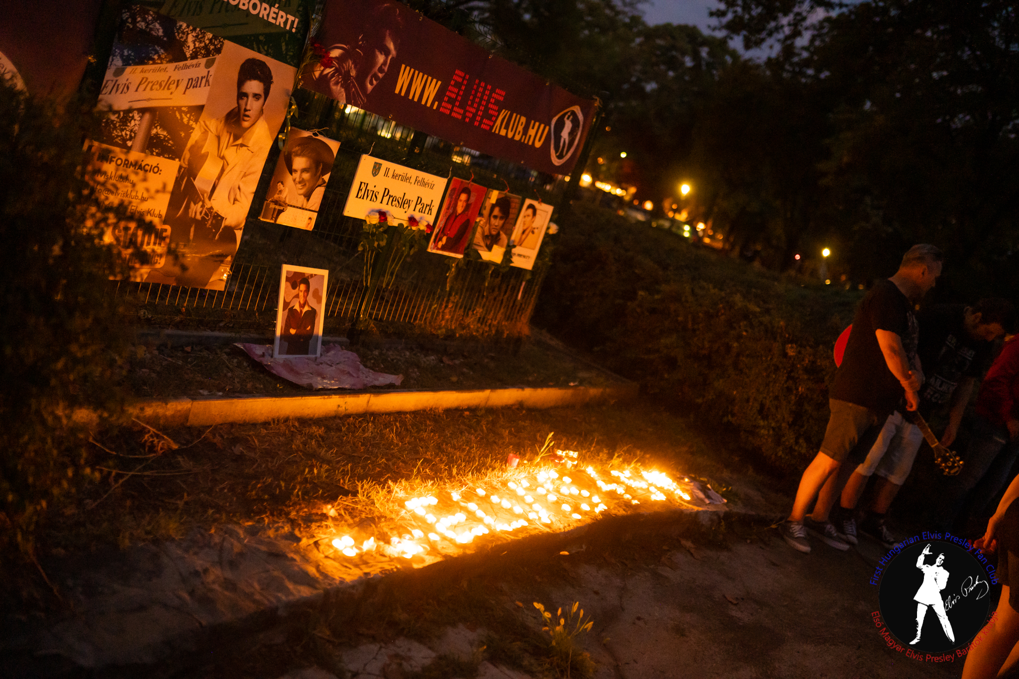 46 éve hunyt el a Király: gyertyafénnyel és dalokkal emlékeznek meg Elvis Presley-ről Budapesten - fotók