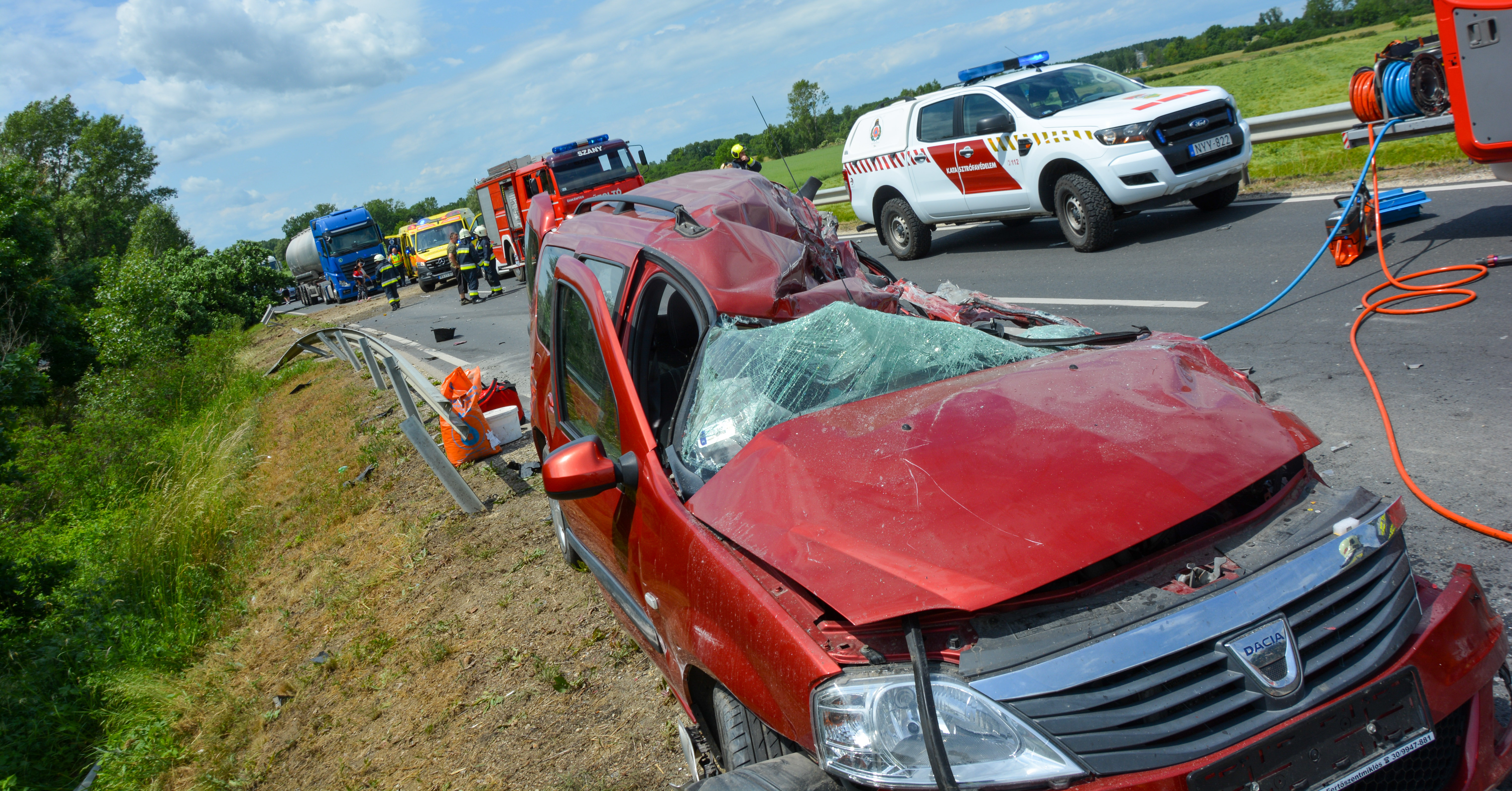 Letarolta a kamion az autót Győr-Moson-Sopron megyében - megrázó fotók a  tragikus balesetről - Blikk