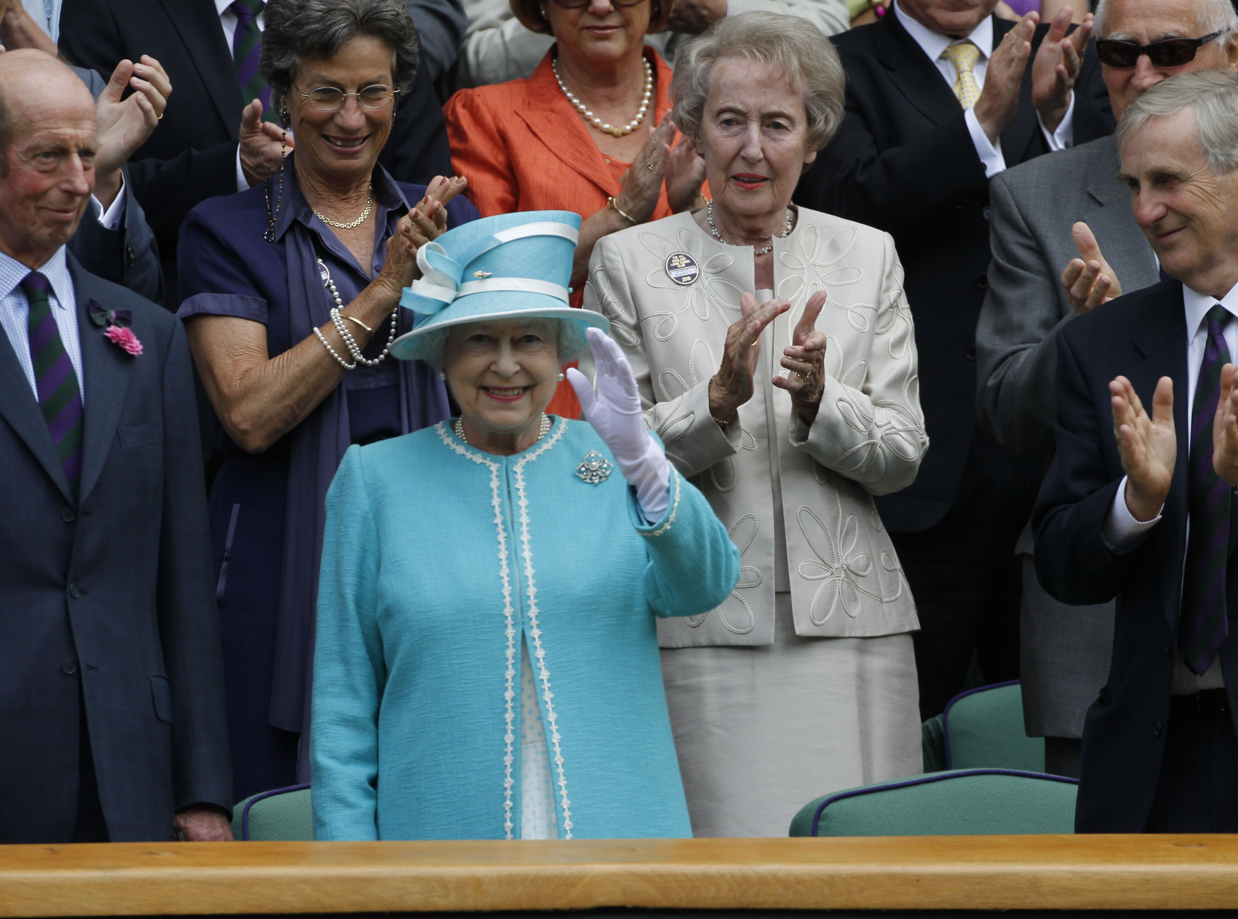 Królowa Elżbieta II odwiedziła trawiaste korty All England Club, na których rozgrywany jest wielkoszlemowy turniej tenisowy Wimbledon