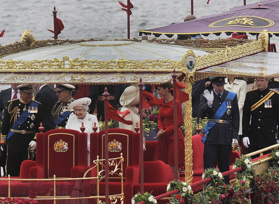 Królowa Elżbieta II wraz z gośćmi podczas obchodów swojego jubileuszu