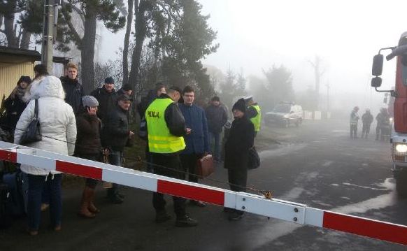 Na przejeździe kolejowym auto wjechało pod pociąg