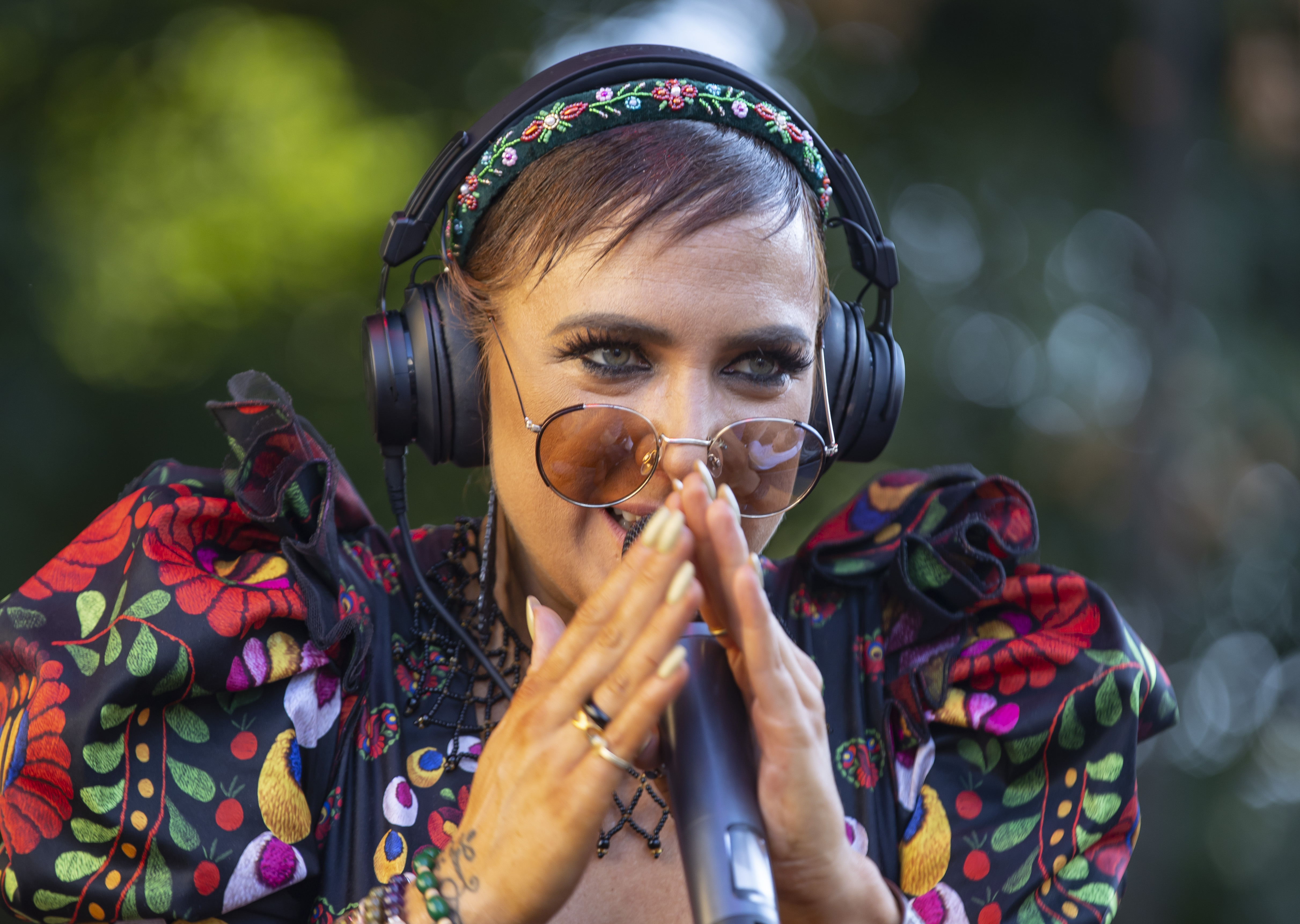 Mi történt?  Tóth Gabi kislányát átkarolva borult oltár elé – fotó