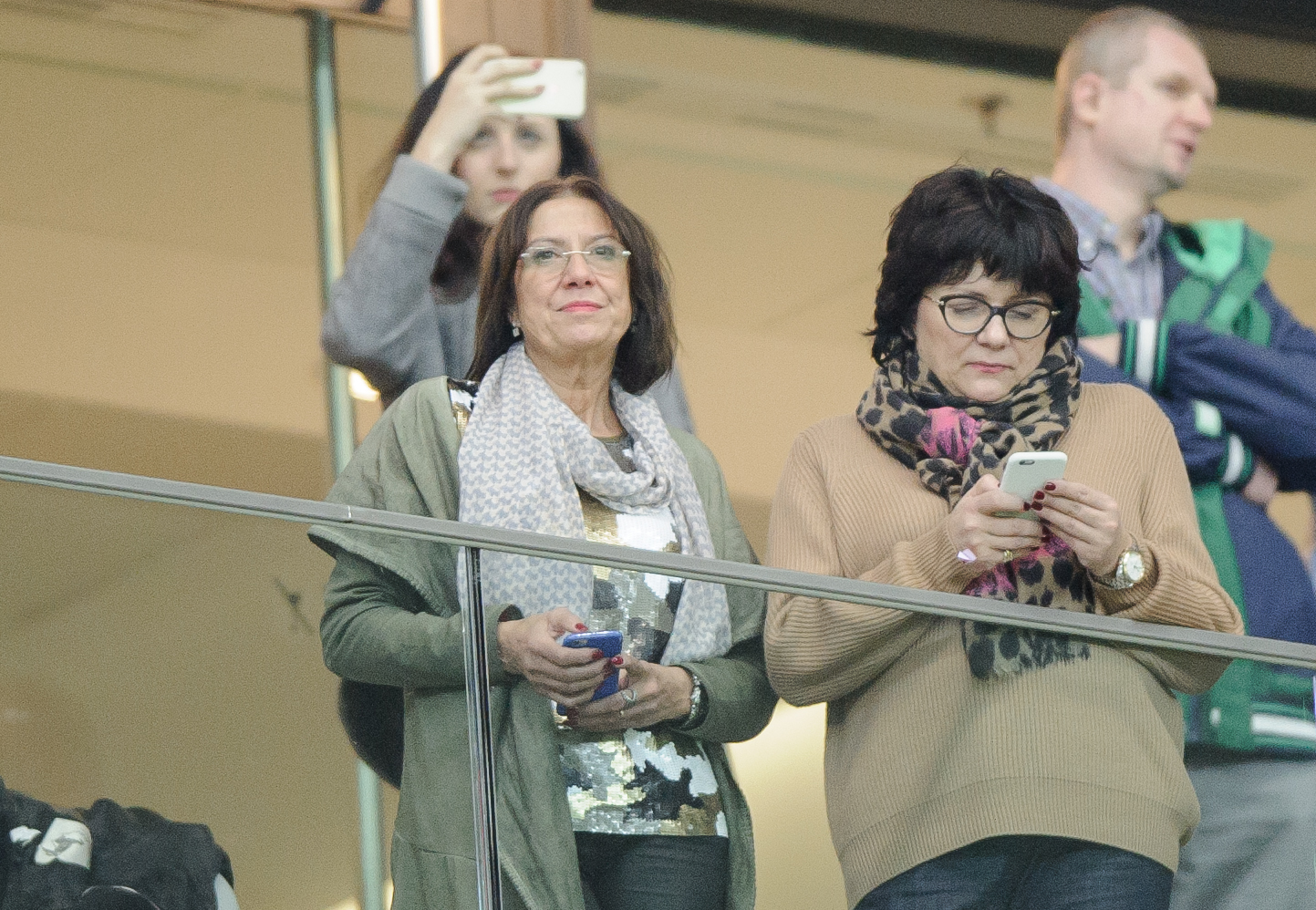 Mama Roberta Lewandowskiego (z lewej)