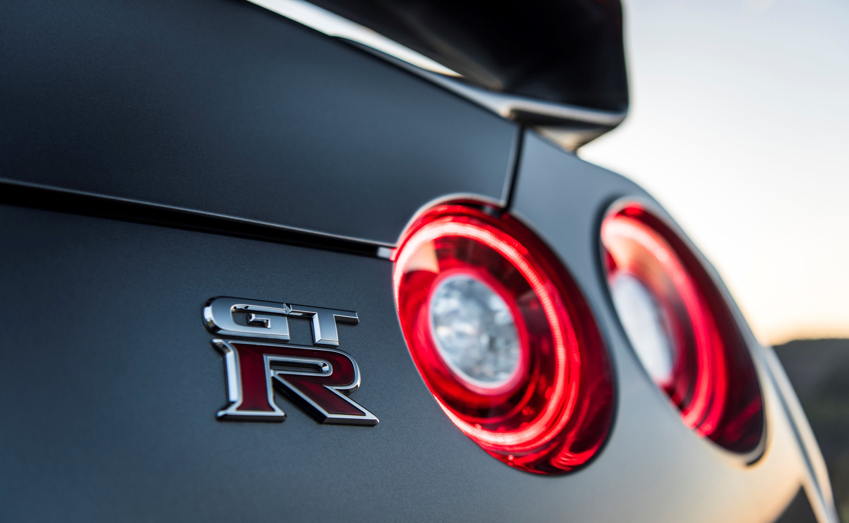 Sercem nowego nissana GT-R jest nadal ręcznie montowana przez doświadczonego mechanika TAKUMI, 24 zaworowa jednostka V6 o pojemności 3,8 litra z podwójnym turbodoładowaniem. Teraz rozwija ona moc aż 570 KM przy 6800 obr./min oraz zapewnia maksymalny moment obrotowy 637 Nm. Silnikowi towarzyszy zmodernizowana, płynniej działająca i cichsza niż dotychczas dwusprzęgłowa, 6 biegowa przekładnia.