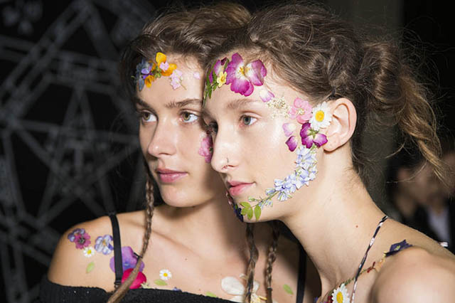 Legújabb beauty trend: Virágok az arcodon