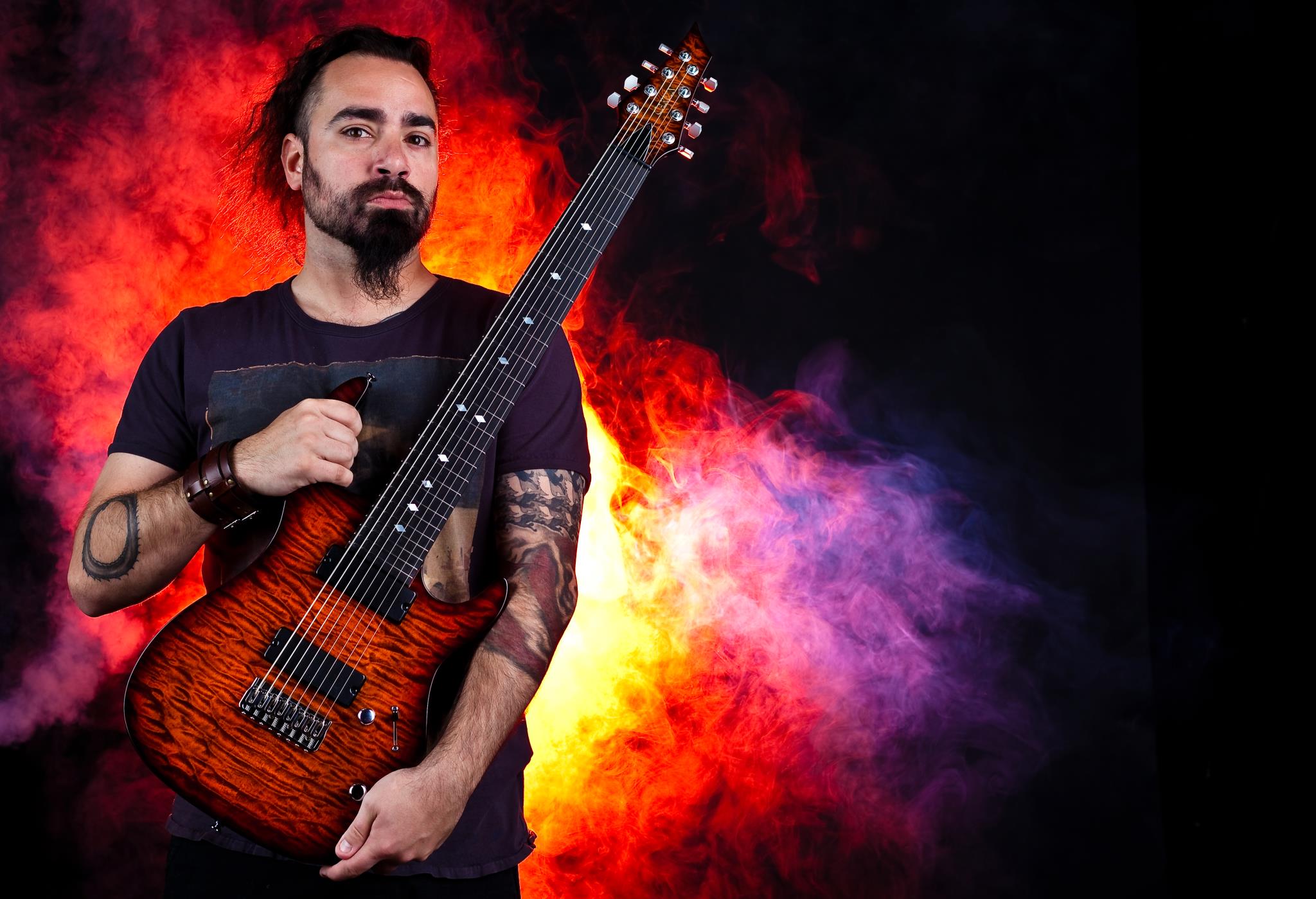 Gitarzysta koncertowy grupy Korn zmarł 15 kwietnia w wieku 35 lat. Powodem śmierci były komplikacje wynikające z choroby krwi.