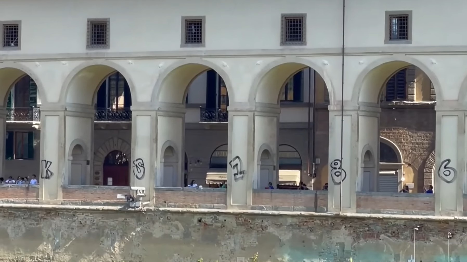 Megrongálták Firenze egyik nevezetességét, két német turistát keres az olasz rendőrség – videó