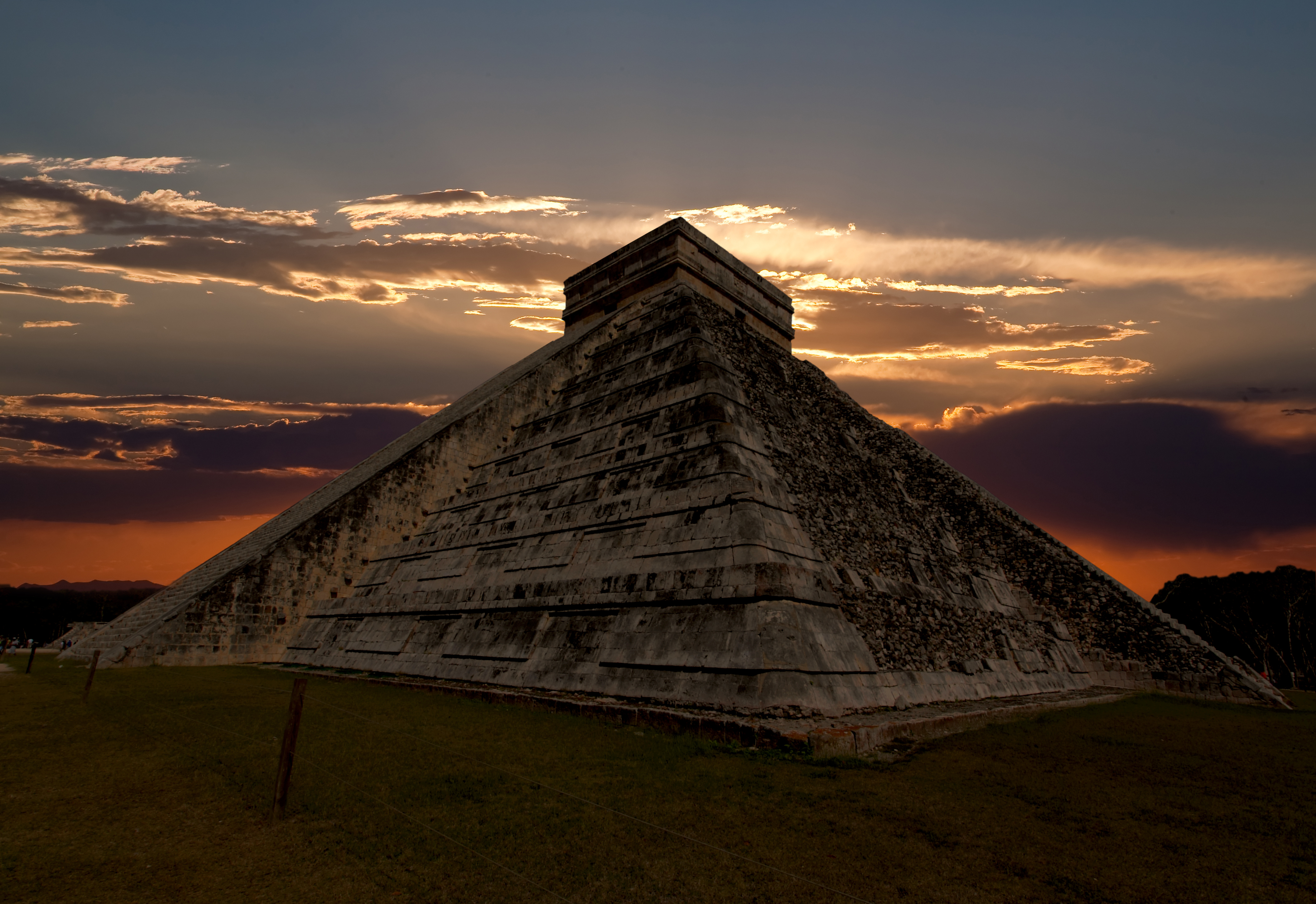 Jeden z Siedmiu Nowych Cudów Świata - prekolumbijskie miasto Chichen Itza na Półwyspie Jukatan i górująca nad nim piramida Majów