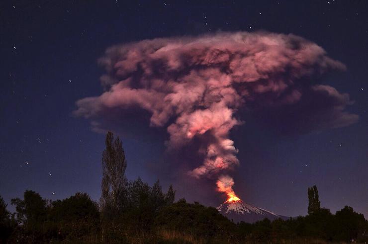 epaselect CHILE VOLCANO (Volcano Villarrica erupting)